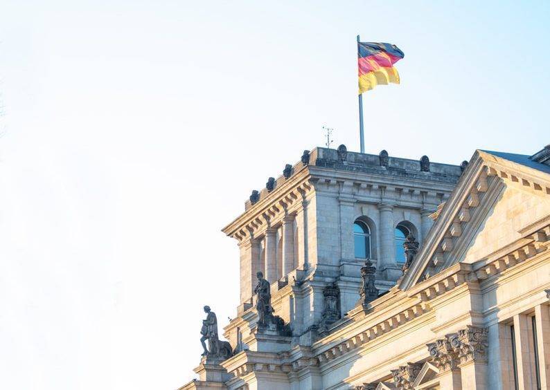 gray concrete building